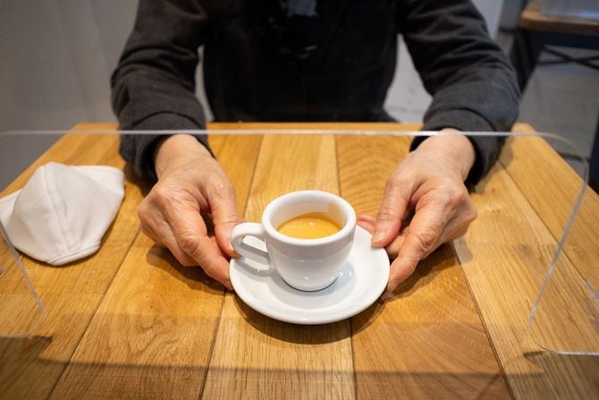 カフェのテーブルに設置されたアクリル板