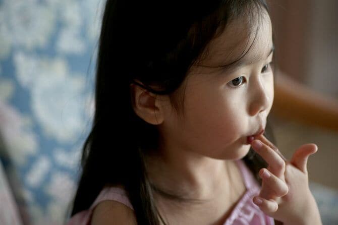 指を口に入れる女の子