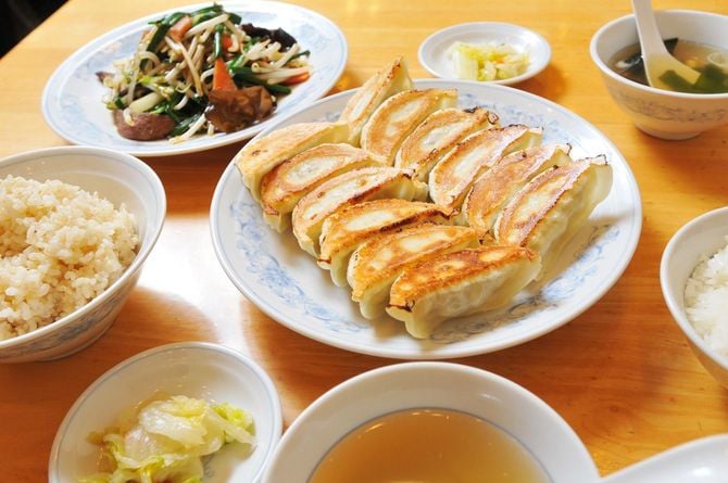 写真中央は「ダブル餃子定食」の焼き餃子12個