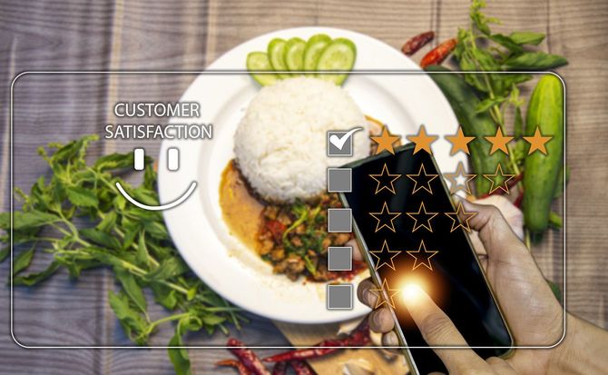 スマホで口コミ用の料理の写真を撮る人