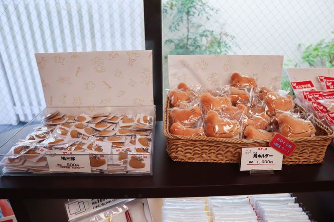 右：ドラマに登場し、人気が爆発した「鳩ホルダー」