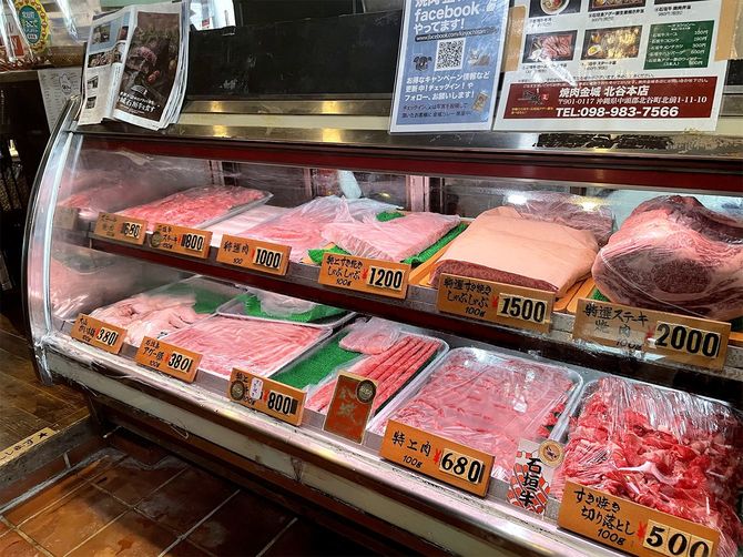 「焼肉金城」北谷本店にある精肉コーナー。巣ごもり需要で地元客の利用が増えているという＝3月2日、沖縄県北谷町