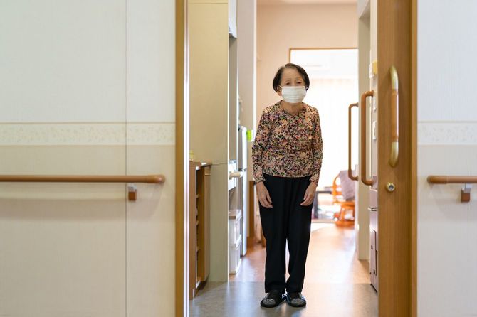 老人ホームの女性