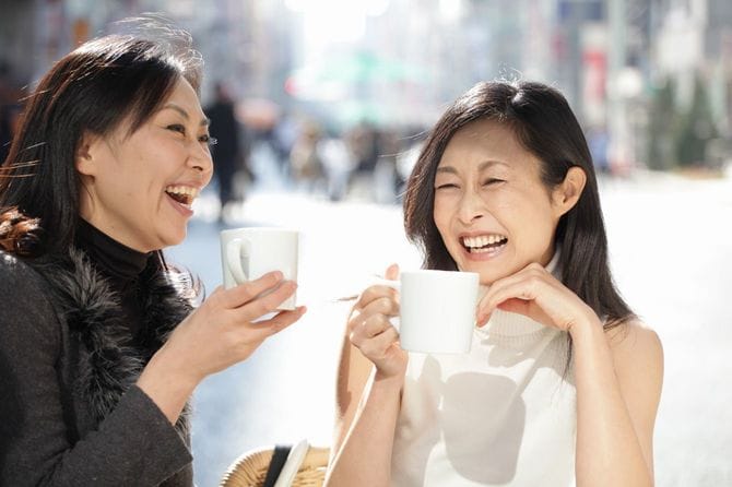 ランチをする笑顔の女性2人