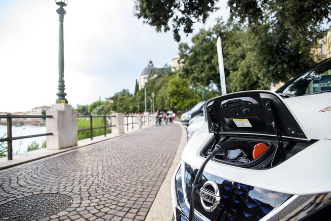 イタリア・ヴェローナの通りで充電中の日産のEV