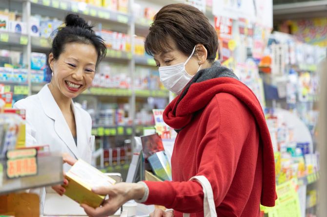 薬局で薬剤師から説明される顧客
