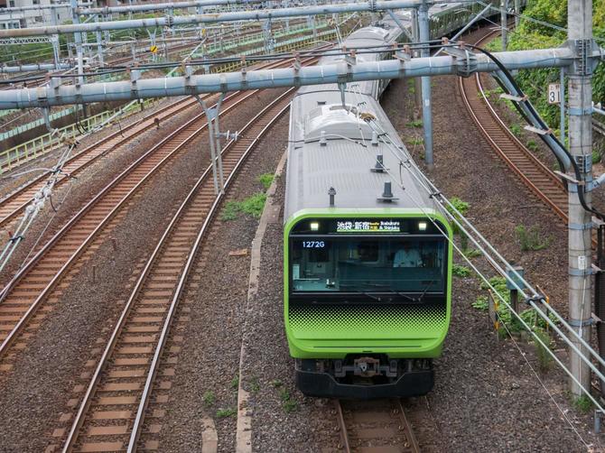 東京・上野にある橋の上から見た電車