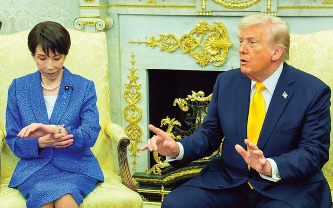 ドナルド・トランプ米大統領（右）との会談中、腕時計を見る高市早苗首相。