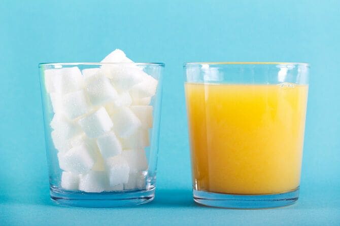 グラスの飲み物と砂糖のグラス