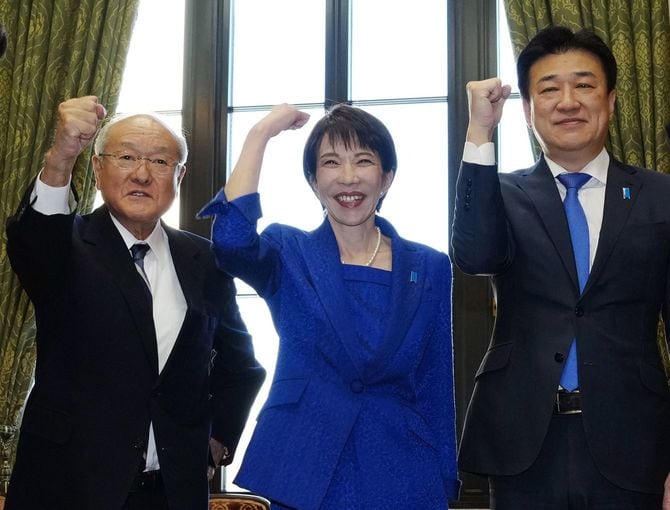 衆院解散後、自民党へあいさつに訪れ、気勢を上げる党総裁の高市早苗首相（中央）。左は鈴木俊一幹事長、右は木原稔官房長官＝2026年1月23日、国会