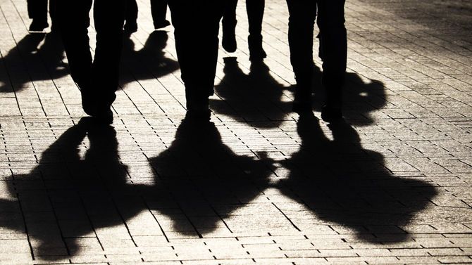 街を歩くグループのシルエット