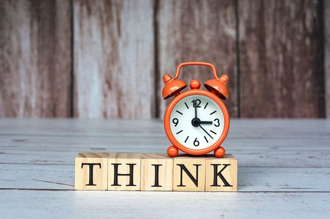 3時に設定された目覚まし時計