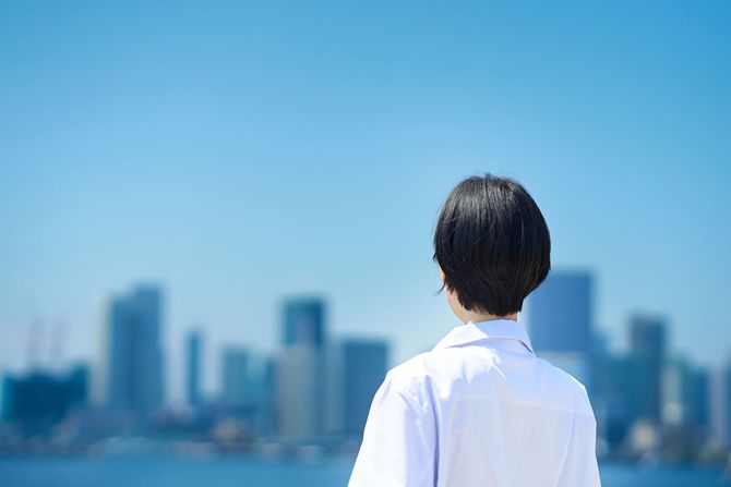 白衣を着た女性の背面