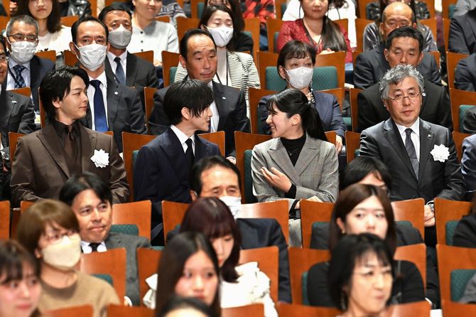 映画『ペリリュー 楽園のゲルニカ』のチャリティー上映会に出席された愛子さま。(左から)俳優の中村倫也さん、板垣李光人さんら=2025年11月27日、東京都千代田区(代表撮影)