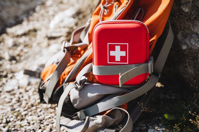 登山用のバックパックに、登山用ファーストエイドキット