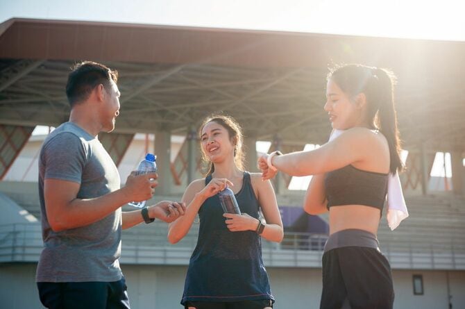 休憩しながら水分補給をするアスリートたち
