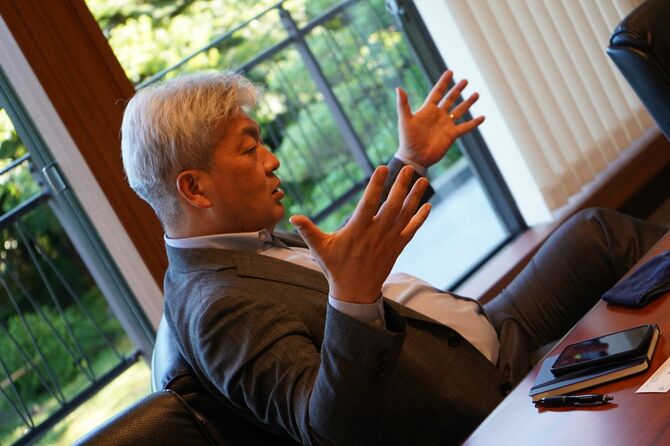 東京大学公共政策大学院の鈴木一人教授