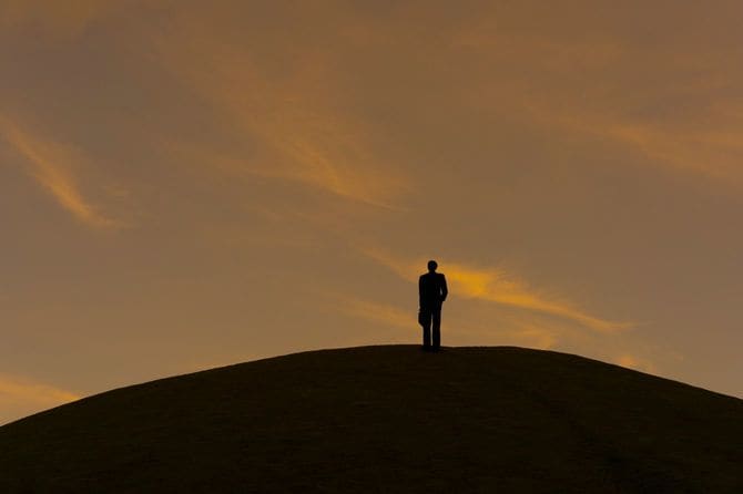 夕暮れ時のビジネスマン