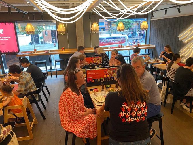 丸亀製麺ロンドン店で食事を楽しむ人々