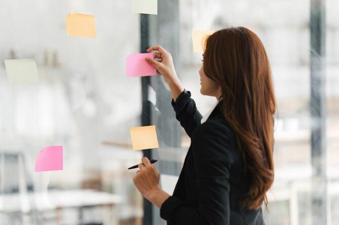 付箋を手に取るビジネスウーマン