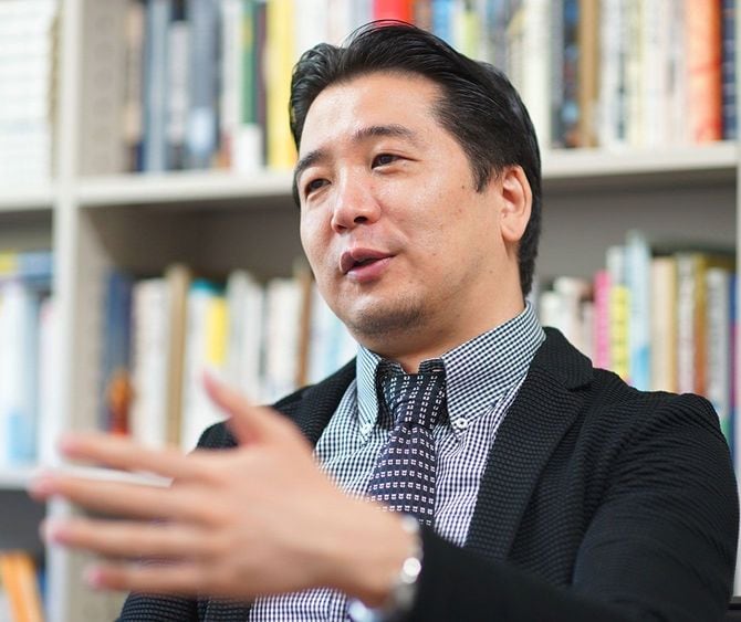 インタビユーに応じる法政大学の小黒一正教授＝2017年10月10日、東京都町田市