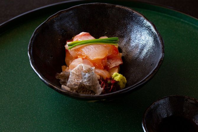 椀に盛り付けた刺身