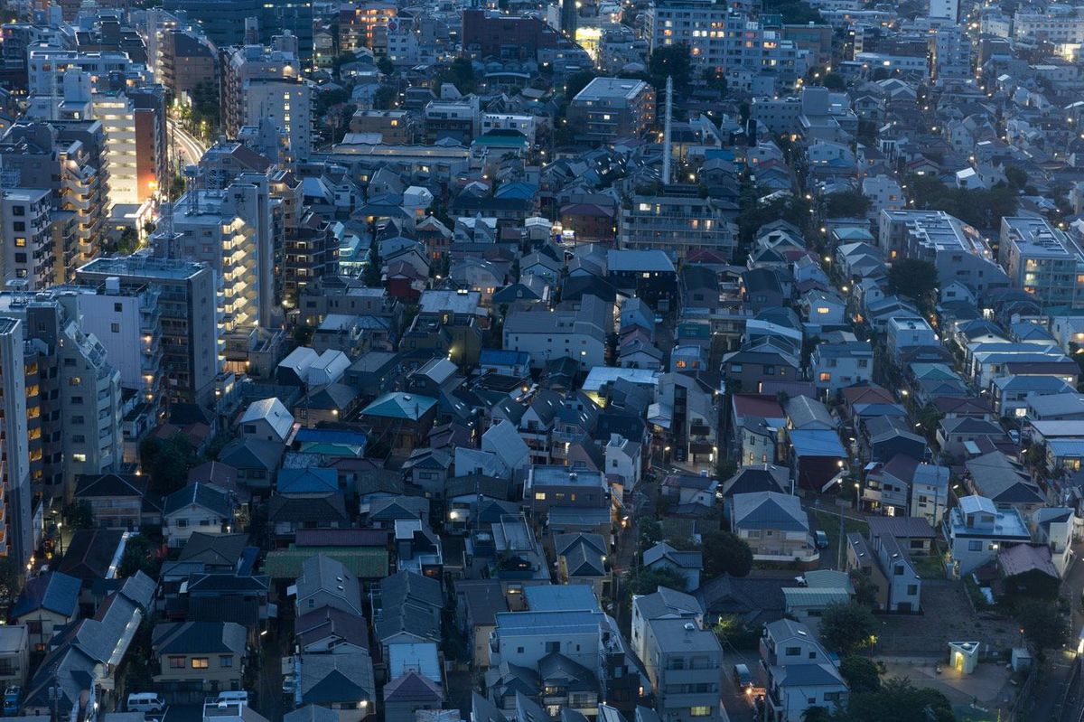 夕暮れ時、日本の東京の街並