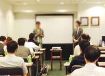 50万人の聴衆が喝采！英国風プレゼンの“つかみ”