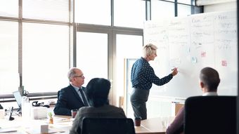 お誕生日席でも上司の隣でもない…コンサル界で常識｢発言ゼロ｣でもやってる感がでる “おいしい席”の位置