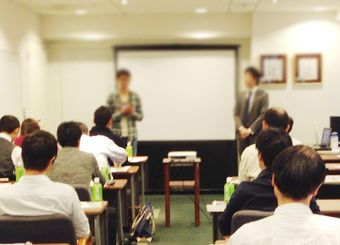 50万人の聴衆が喝采！英国風プレゼンの“つかみ”