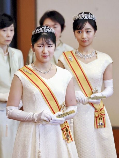 「新年祝賀の儀」に臨まれる天皇、皇后両陛下の長女愛子さまと秋篠宮家の次女佳子さま