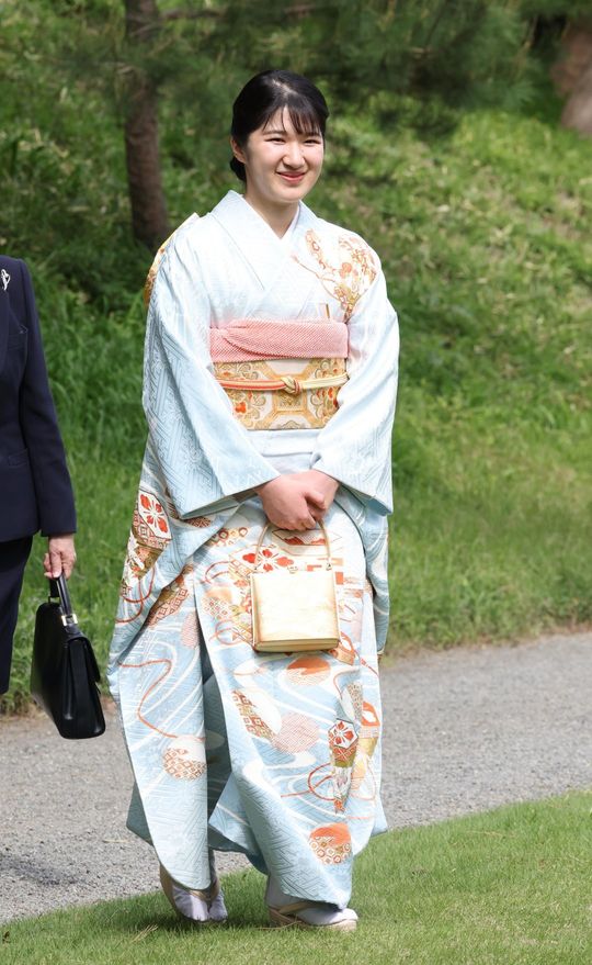 春の園遊会に出席された天皇、皇后両陛下の長女愛子さま