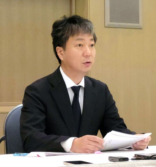 株主総会後、記者会見するツルハホールディングスの鶴羽順社長=2023年8月10日午後、札幌市