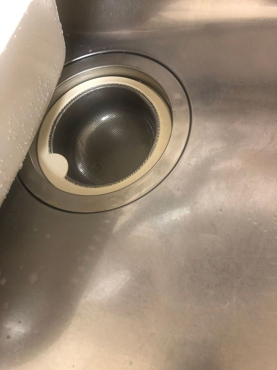 排水口の受け皿はステンレス製の浅いざる型のものに替える。排水口ネットを毎回付け替える家事も省略。