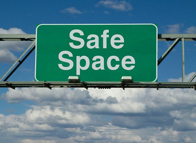 「Safe Space」と書かれた標識