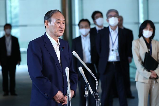 記者団の取材に応じ、自民党総裁選不出馬を表明した菅義偉首相