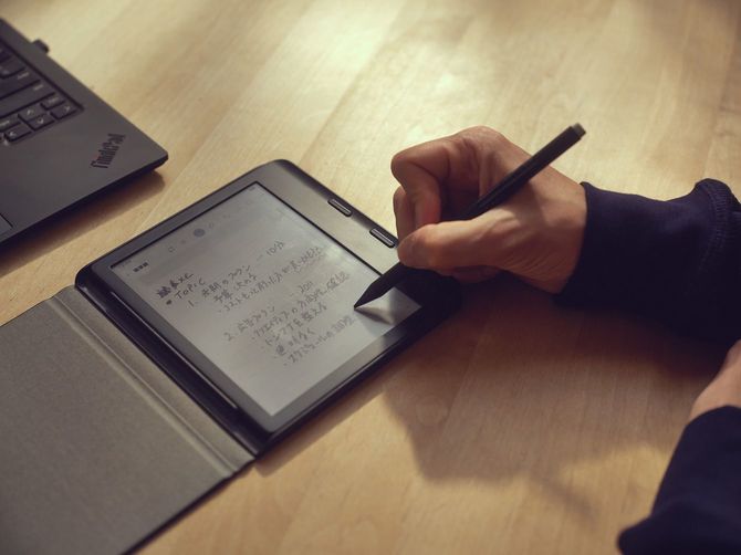 「Kobo Libra Colour」にタッチペン「Koboスタイラス2」を組み合わせれば、デジタルメモ帳としても活用可能。「タブレット端末はちょっとかさばる」という人にもぴったりだ。
