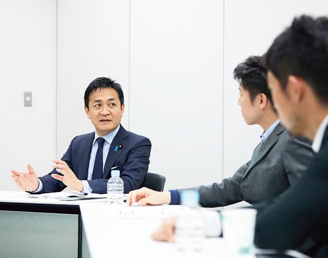 西田氏（右）と安田氏（中央）と議論を交わす玉木雄一郎氏（左）