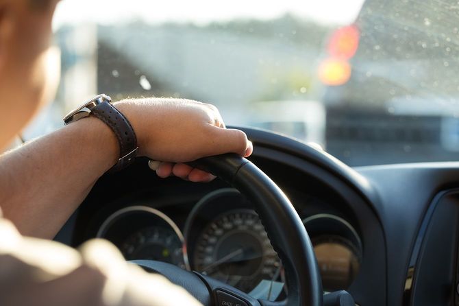 夕方に車輪の後ろの男