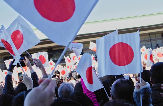 日本の国旗を振る人々