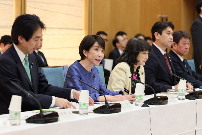 (左から)城内経財相、高市首相、片山財務相