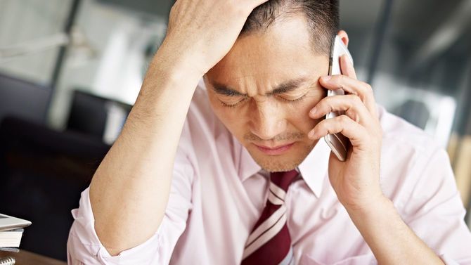 いらだつアジア人男性