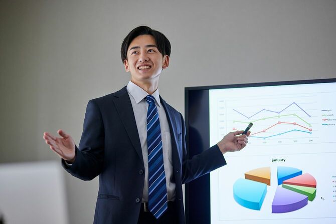 プレゼンテーションを行うスーツを着た日本のビジネスマン
