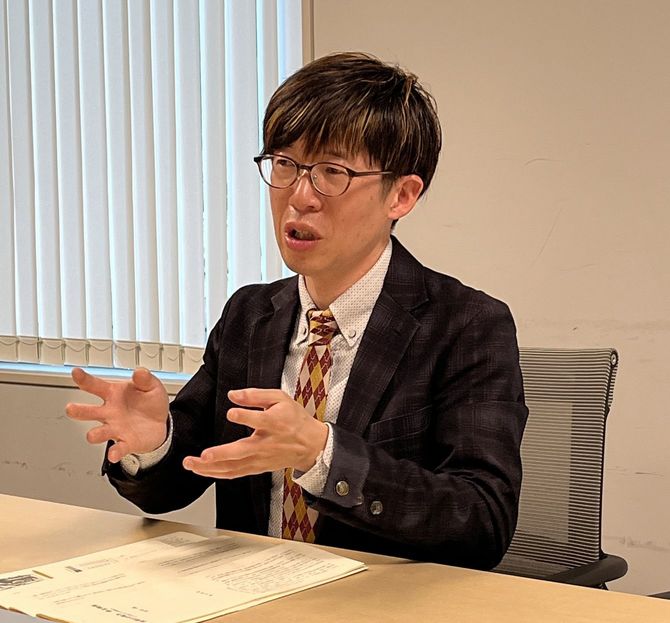 角川本社ビルで取材に応じる広中一成さん