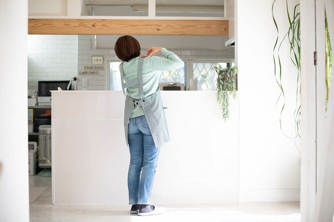 肩の痛みに悩む中年日本人女性