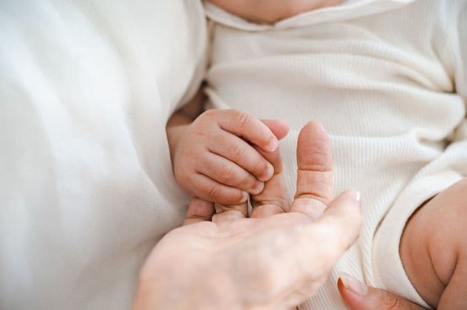 赤ちゃんと抱き合う女性