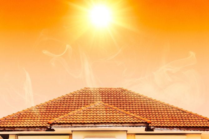 太陽と家の屋根