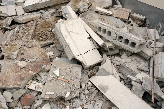 解体された建材