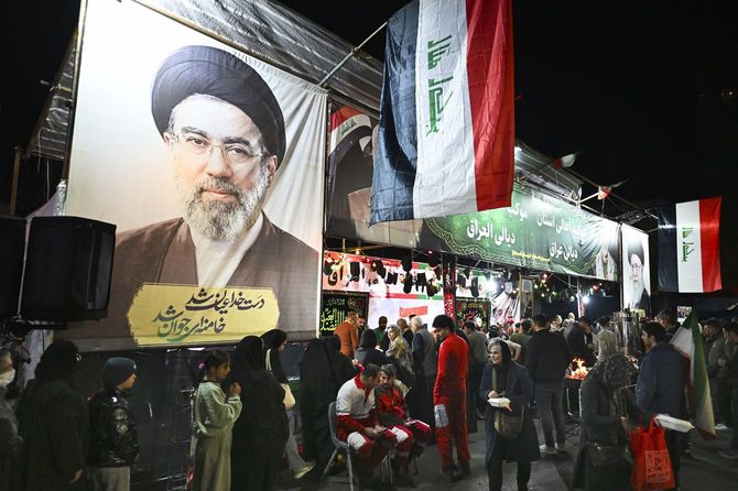 なぜイランはいまだ降伏しないのか(イランの新最高指導者モジタバ・ハメネイ師の肖像、2026年4月2日)