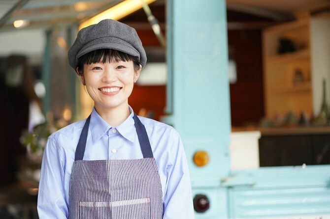 キッチンカーの女性店員